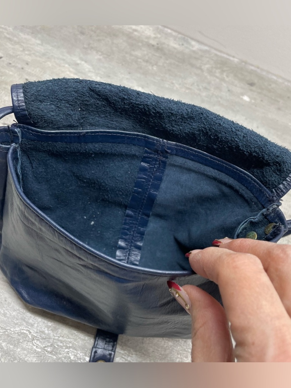 vintage Leather Crossbody Bag Womens Medium Navy Blue Good Soft Flap Brass - Picture 4 of 8
